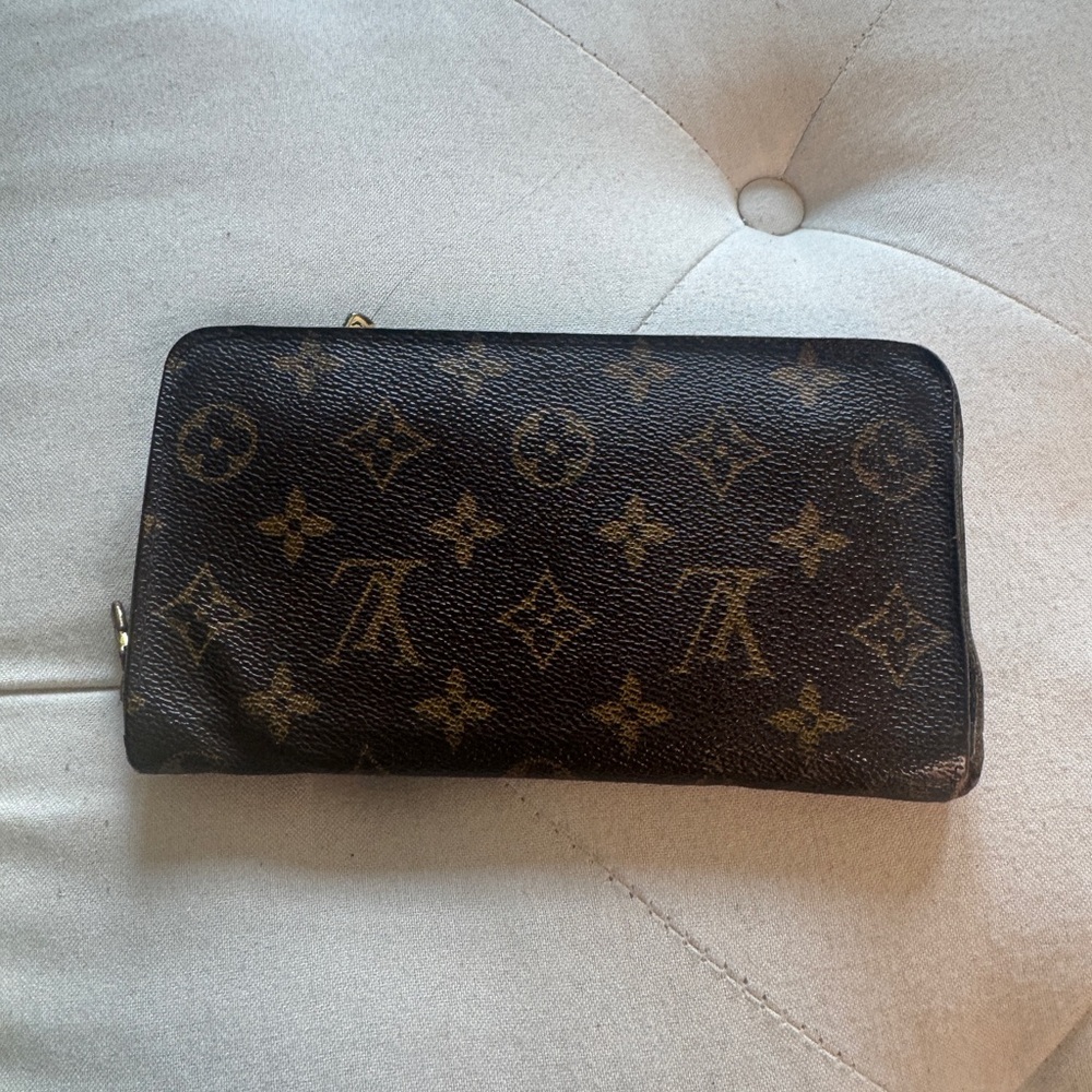 Authentic Louis Vuitton Project Monogram Wallet